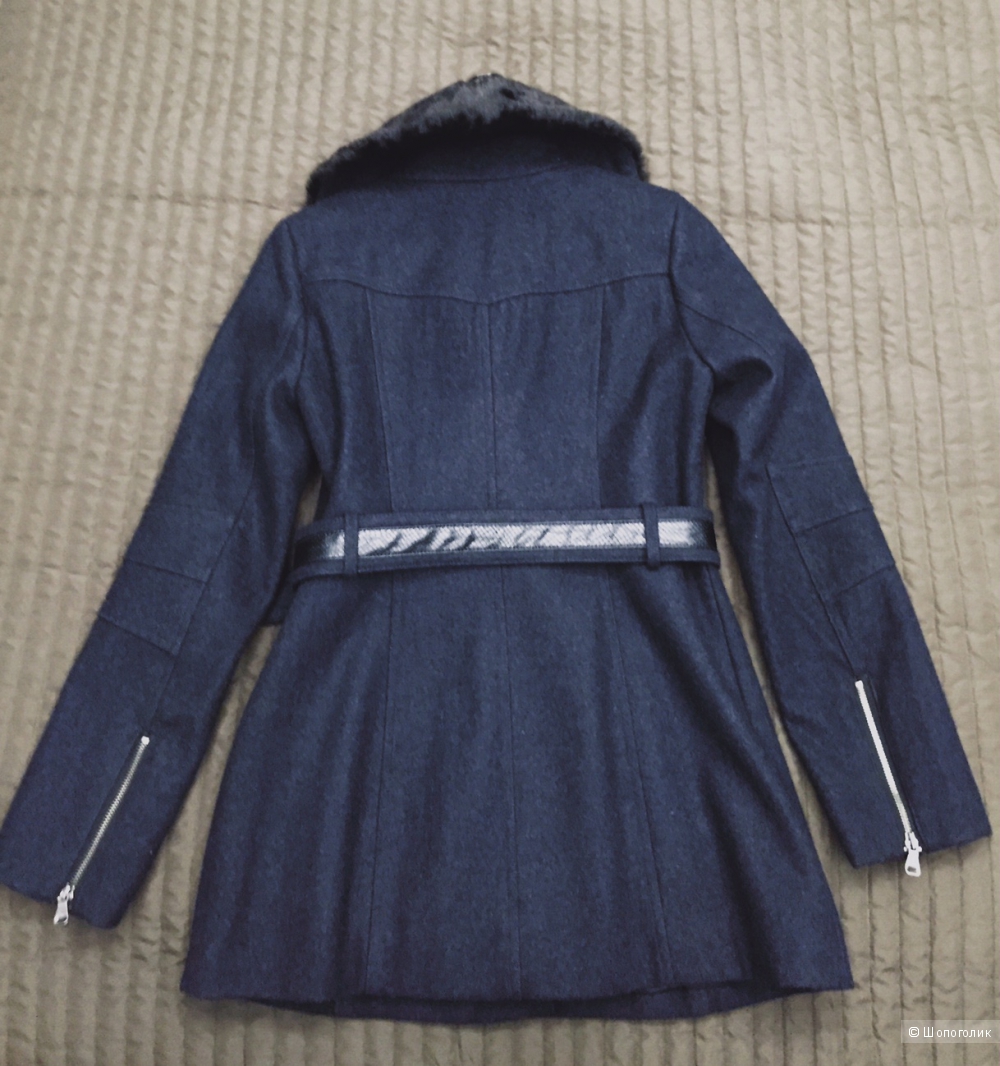 Продаю женское пальто Guess, цвет серый, шерстяное с меховым воротником