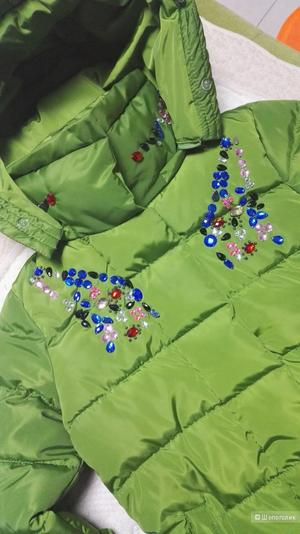 Очаровательная курточка насыщенного зеленого цвета , декорированная камнями и стразами !!!