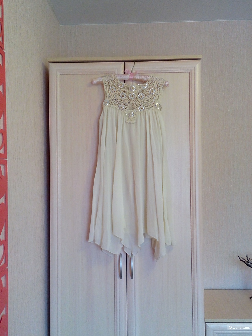 Новое бежевое свободное платье c кружевной отделкой TFNC, размер S