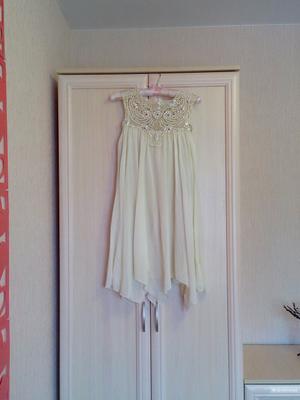 Новое бежевое свободное платье c кружевной отделкой TFNC, размер S