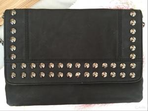 Сумка кроссбоди Benetton с шипами