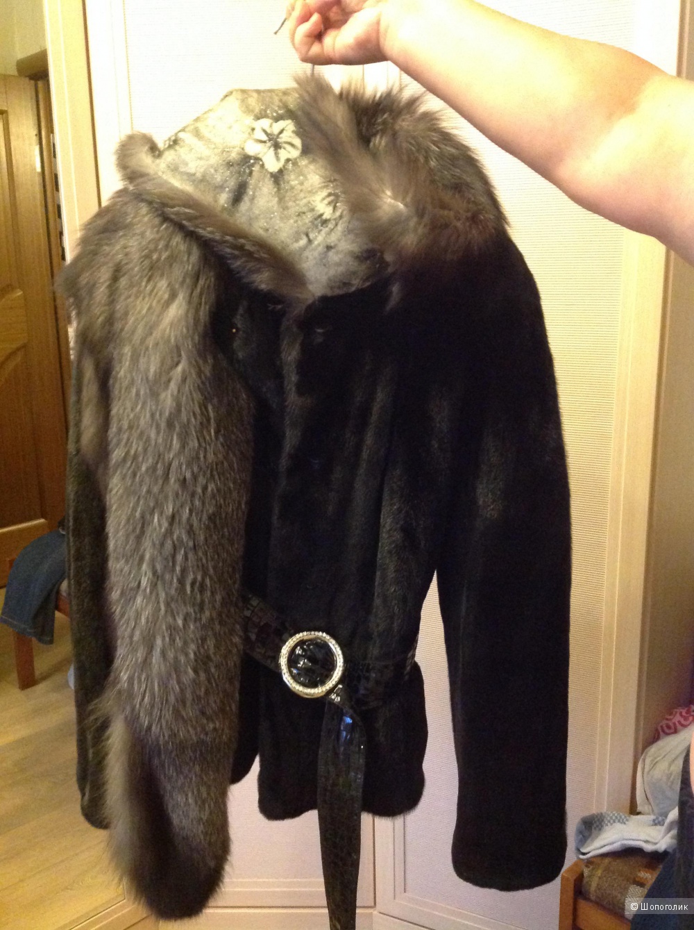 Великолепный Полушубок из норвежской норки с необычным воротником из чернобурки