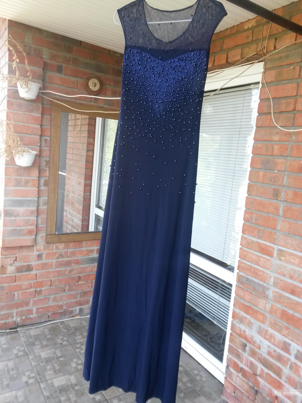 Длинное вечернее платье с бусинами и стразами