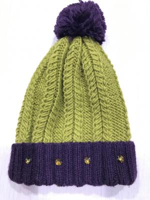 Зимняя шапка с фактурными косами