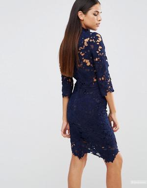 Платье-футляр из кружева кроше с высоким воротом Club L