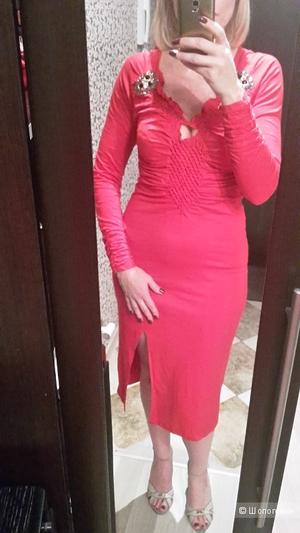 Алое платье 44-46 размера