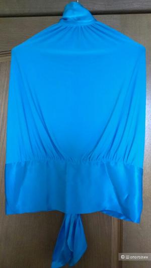 Ослепительно голубой топ из атласа