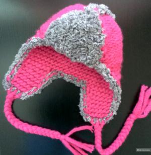 Пристрою вязаную шапку-ушанку