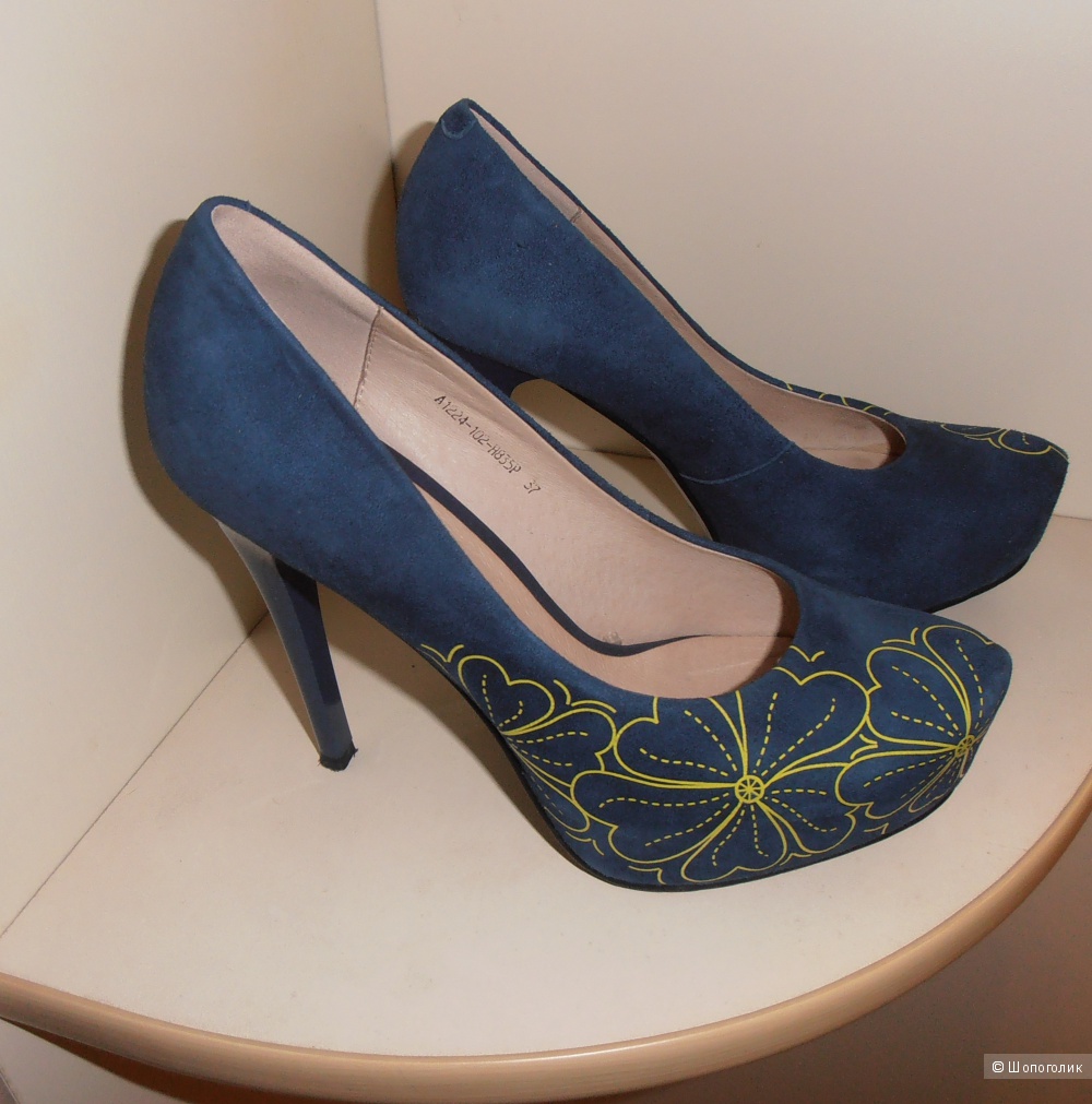 Продам замшевые туфли  RESSONNY, размер 37 (российский).