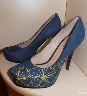 Продам замшевые туфли  RESSONNY, размер 37 (российский).