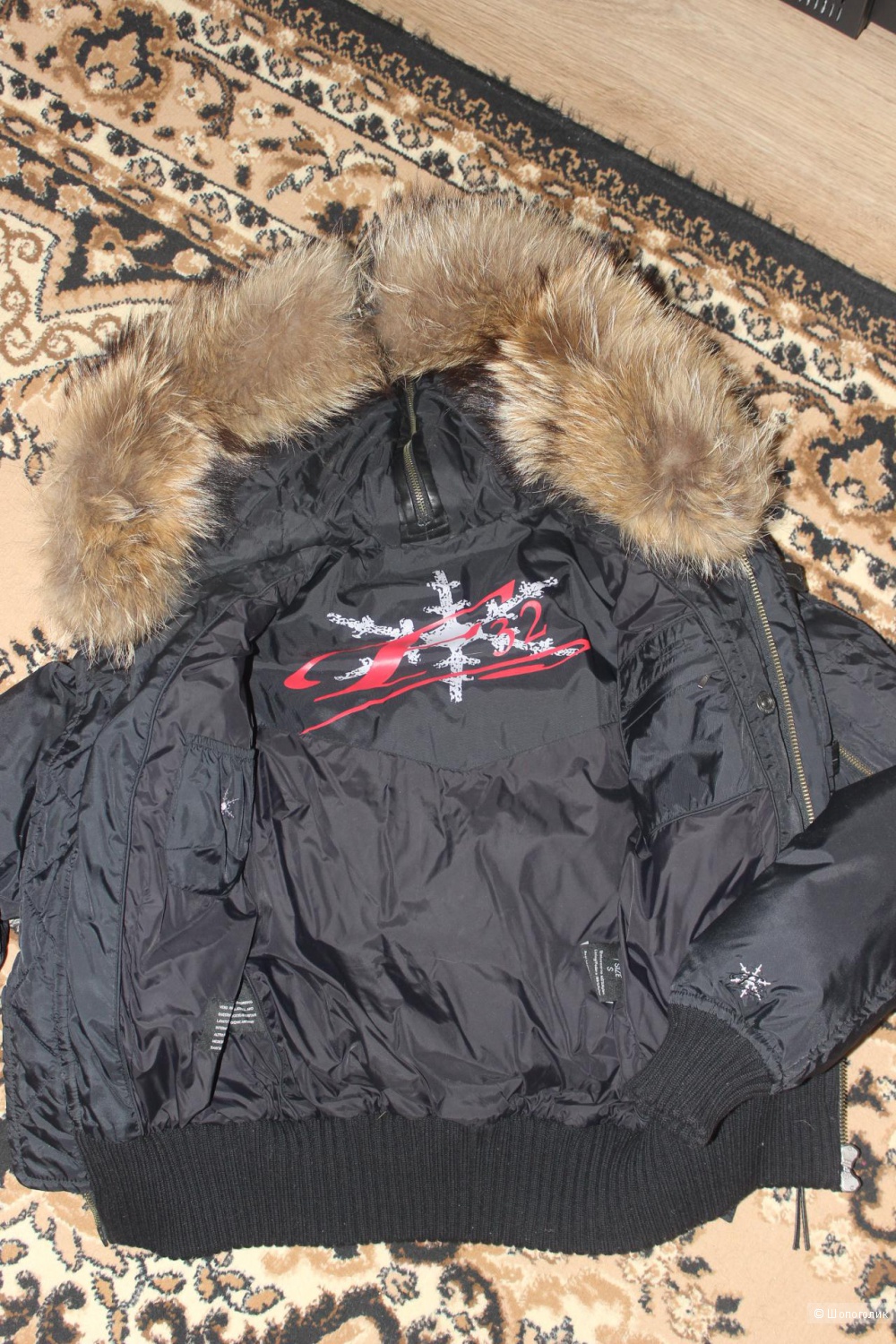 Итальянский пуховик бомбер F32 с огромным мехом енота на капюшоне разм S