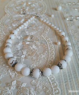 Колье ручной работы из белого агата