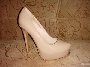 Туфельки бежевые из лаковой кожи,35 размера, бренда ELCHE