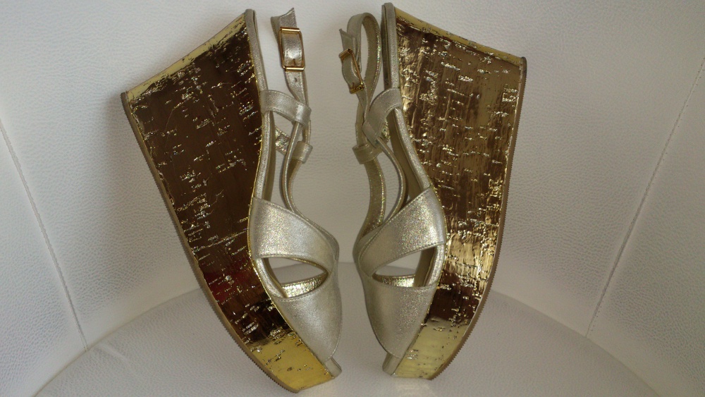 Босоножки  замшевые золотые  танкетке Nando Muzi, размер 39, Италия