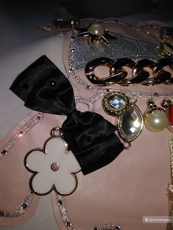 Новая белая футболка с аппликацией и со стразами