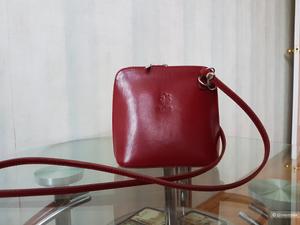 Сумка из натуральной кожи красного цвета