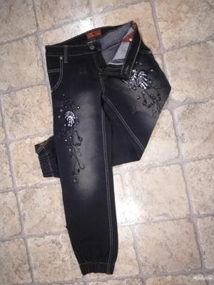 Укороченные чёрные джинсы - бананы с вышивкой, 25 размера.