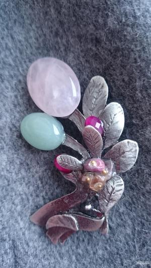 Брошь с розовым кварцем и нефритом