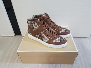 Кроссовки хайтопы Michael Kors с фирменным принтом, размер 38 (7.5 US)