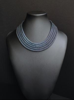 Ожерелье с металлическим эффектом, из пяти жгутов, авторская бижутерия, ручная работа, японский бисер, на шею до 42см (арт.17/011)