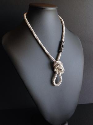 Украшение на шею, сотуар из японского бисера с серебряным напылением, авторская бижутерия, ручная работа (арт.17/008Л)