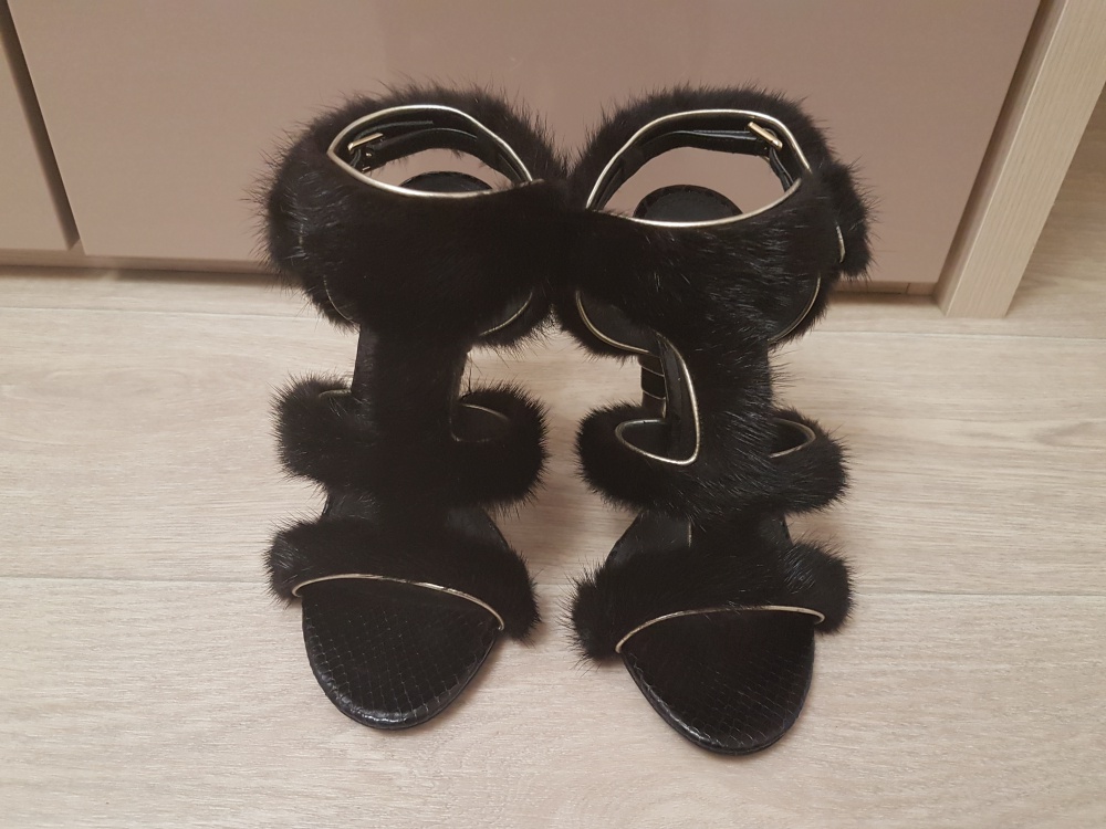 Босоножки Salvatore Ferragamo из кожи питона и меха норки, размер 37