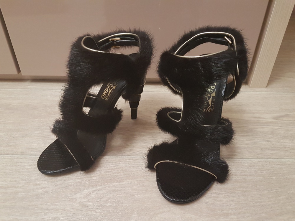 Босоножки Salvatore Ferragamo из кожи питона и меха норки, размер 37