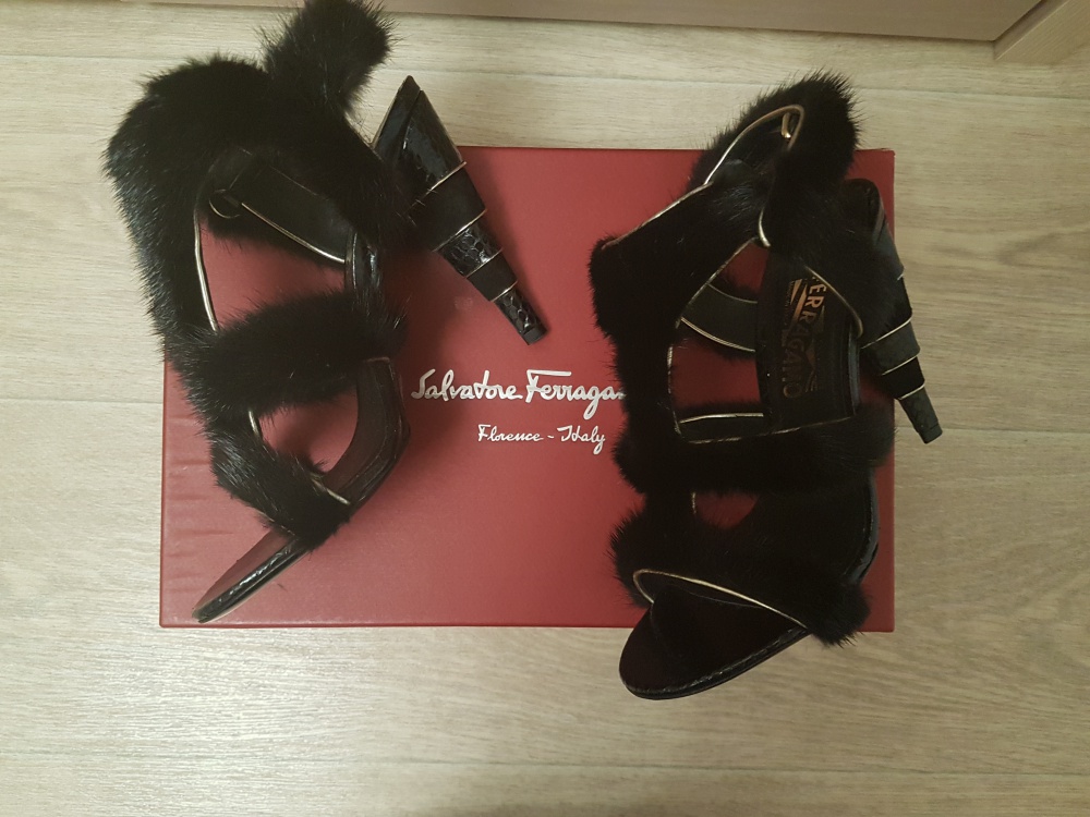 Босоножки Salvatore Ferragamo из кожи питона и меха норки, размер 37