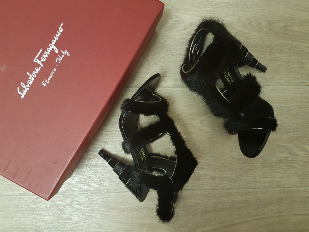 Босоножки Salvatore Ferragamo из кожи питона и меха норки, размер 37