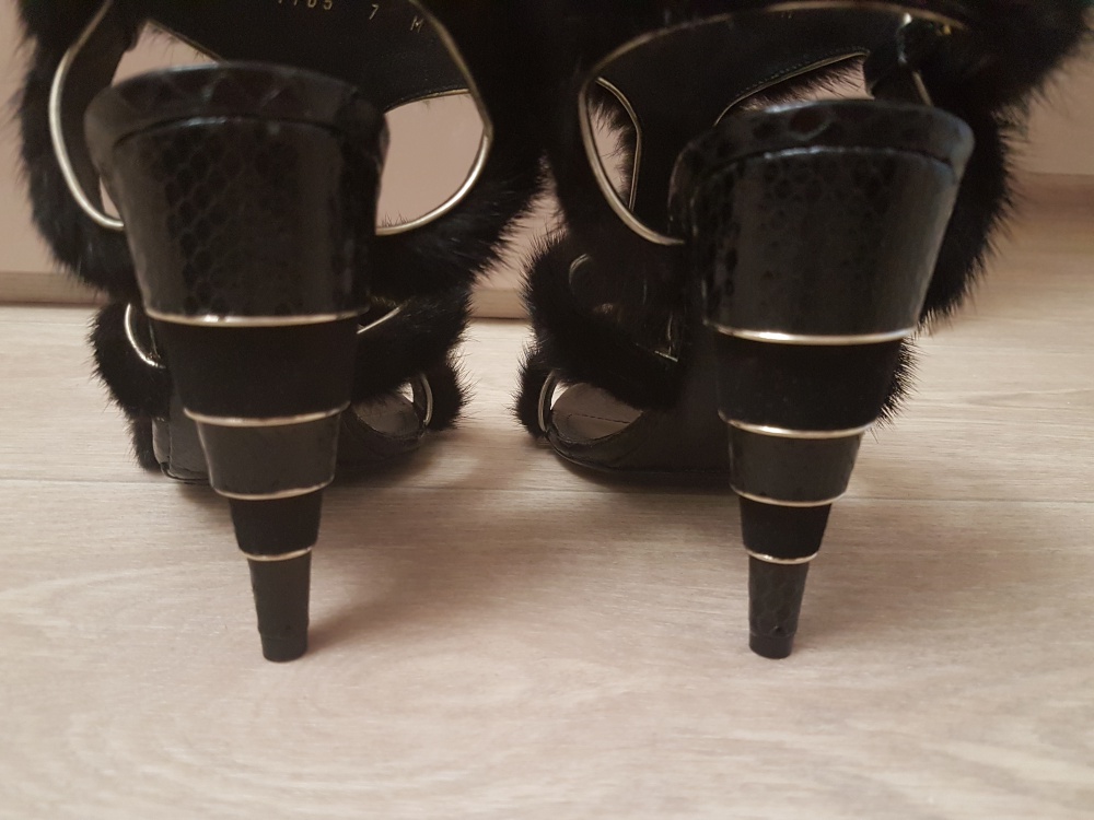 Босоножки Salvatore Ferragamo из кожи питона и меха норки, размер 37