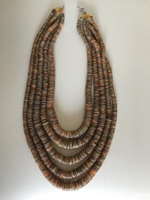 Оригинальные бусы из натуральной ракушки.