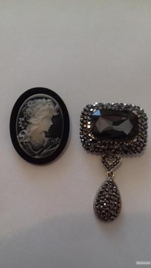 Сет из двух брошей.