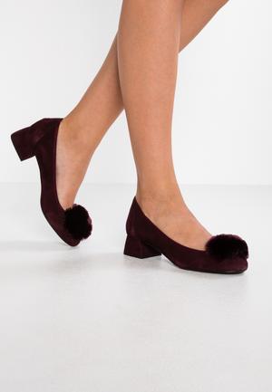 Туфли  UNISA, размер 39.