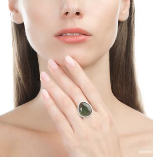 Серебряное кольцо с алпанитом и фианитами, размер 18