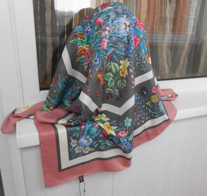 Платок  GUCCI  р. 90 * 90.