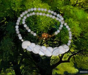 Бусы из голубого сапфирина.