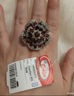 Серебрянное кольцо с гранатами и фианитами BAlex 18 р