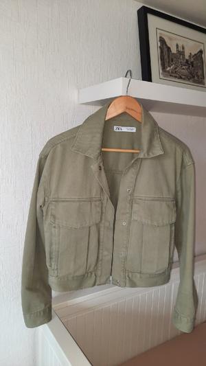 Джинсовая куртка ZARA деним цвета олива-хаки размер XS подойдет на S M