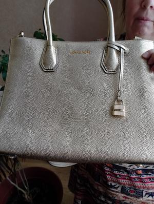Новую сумку Michael kors золотистого цвета, натуральная кожа, размер: ширина 31см; высота 24см; толщина 13 см.