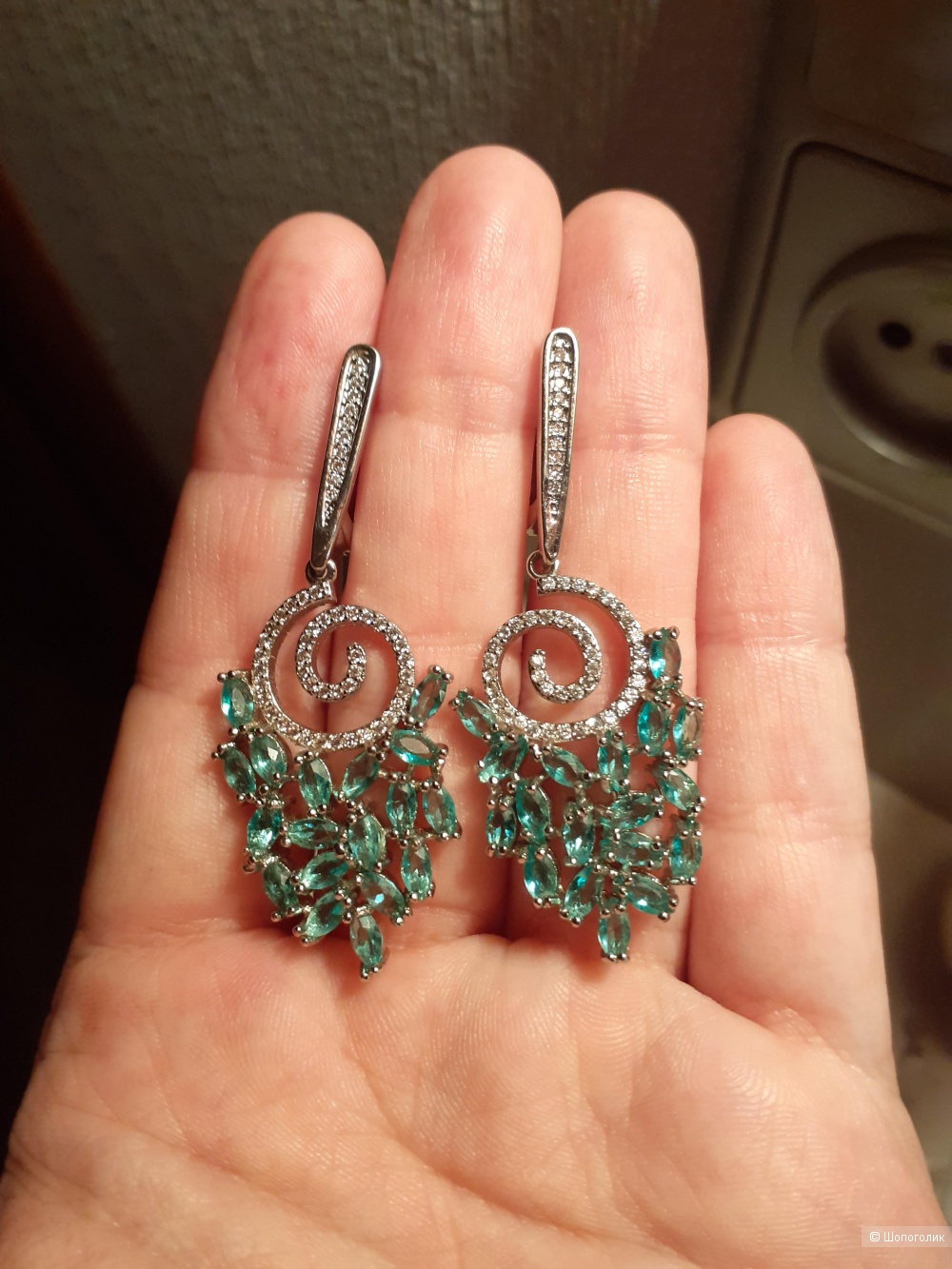 Серьги с цирконами, ювелирная фирма Karen Jewelry, высота 5,2 см.