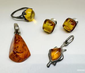 Серебряный комплект с янтарём -  кольцо, подвески, серьги/пусеты No name One size