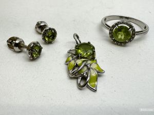 Серебряный комплект с хризолитами -  кольцо р.16, подвеска, серьги/пусеты No name