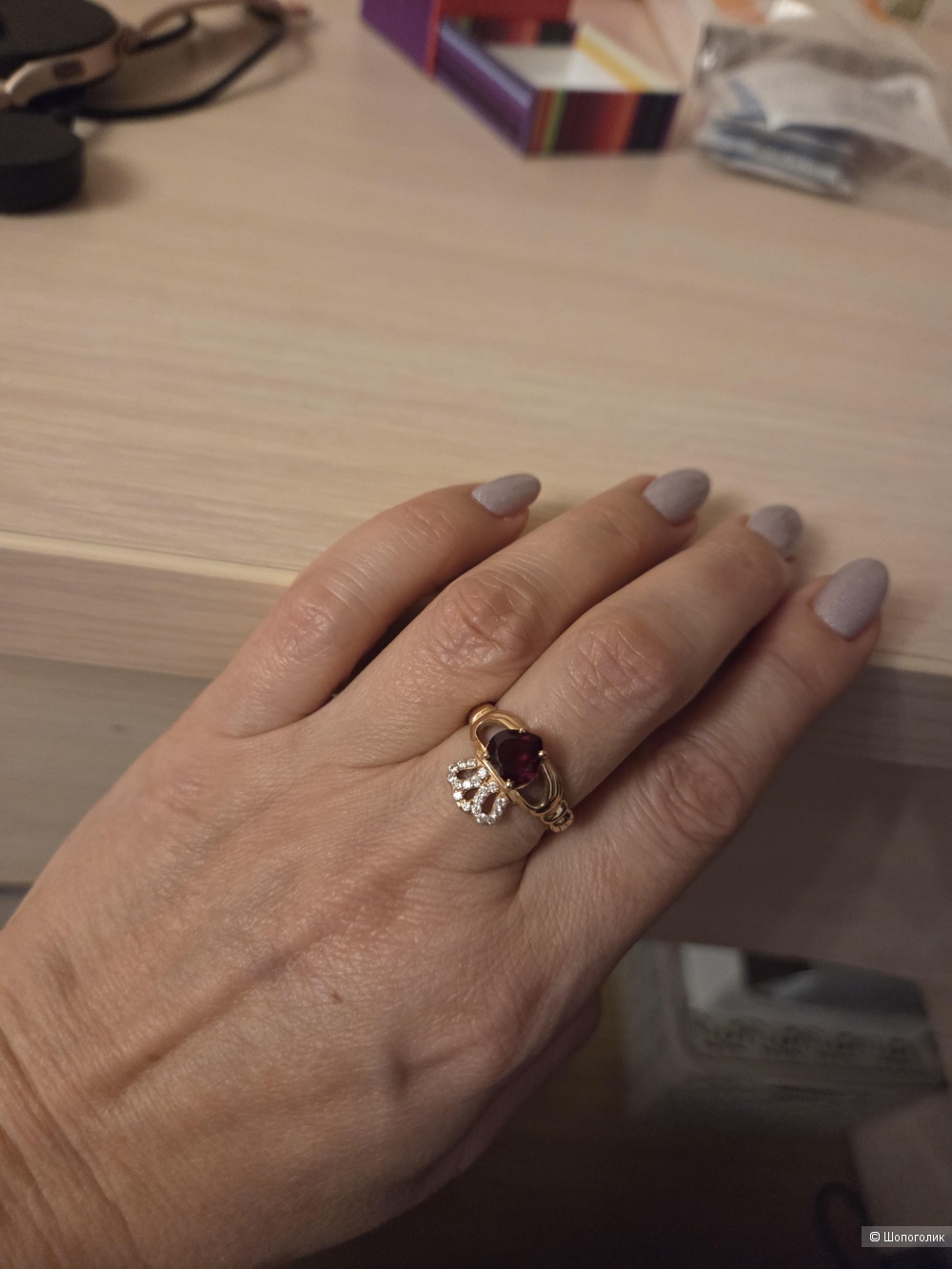 Кольцо золотое с натуральным гранатом и фианитами