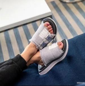 DECKERS  Шлепки  EU-45