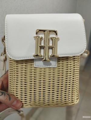 Сумка Тommy Hilfiger, высота 19 см, длина 15, ширина 9 см.