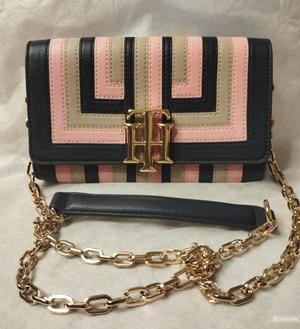 Сумка-клатч Тommy Hilfiger, высота 14 см, длина 21, ширина 4,2 см.