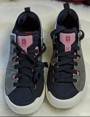 DECKERS  Кросовки  41р